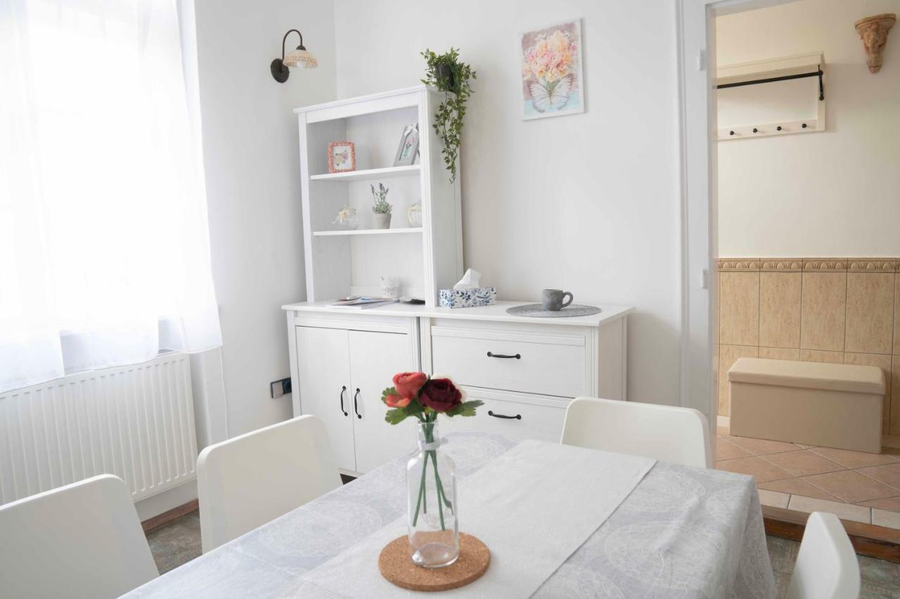 Appartement Katus Apartman à Eger Extérieur photo