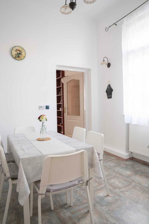 Appartement Katus Apartman à Eger Extérieur photo